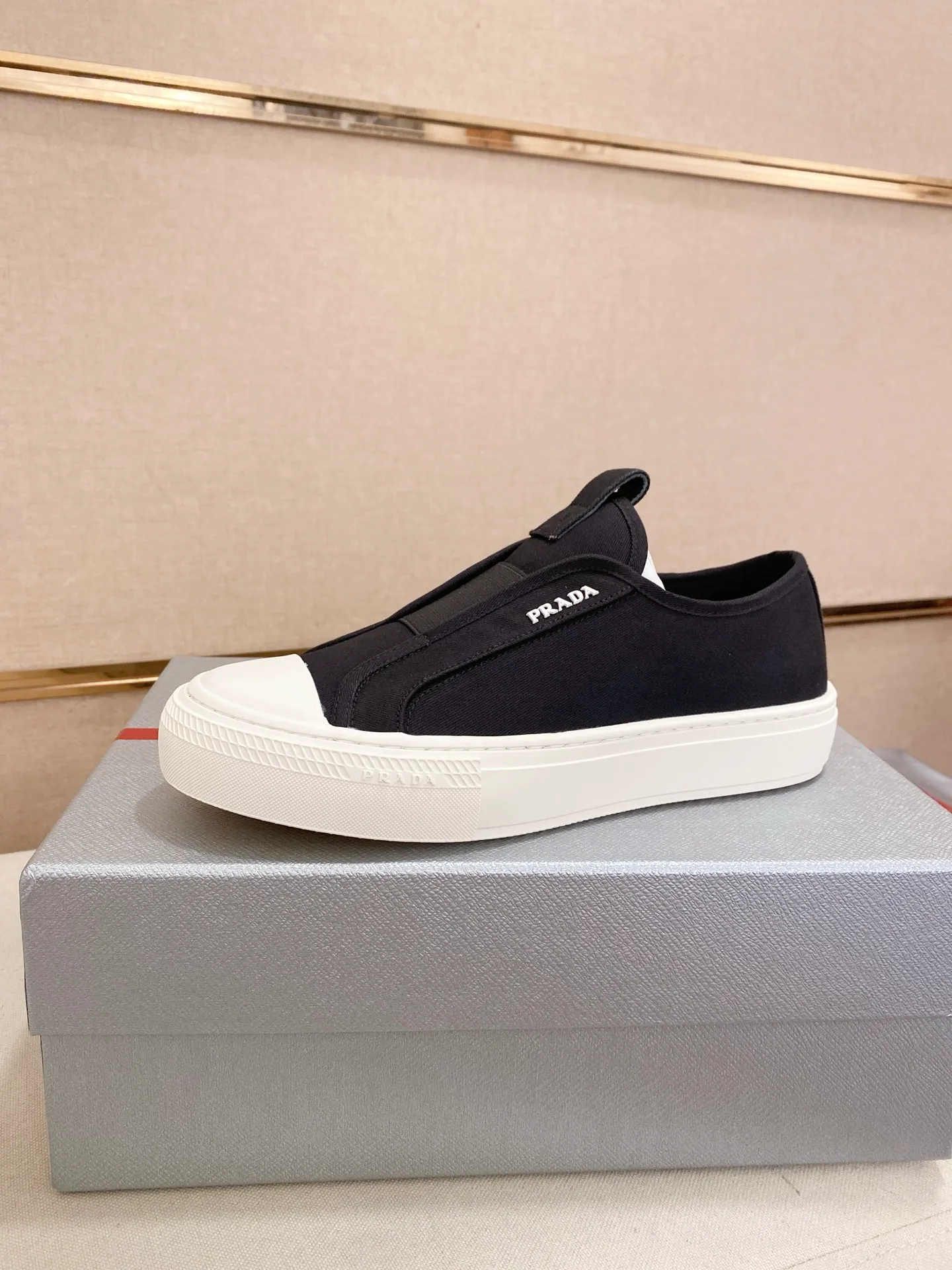Factory price 580💰 ✔️✔️✔️High version High-quality new PRADA counters are on the market at the same time. The new men's shoes and 😘fabrics are selected from first-layer cowhide and are made by pure handicrafts. Lining: Full cowhide lining. 👍🏿 High-end ☄️ air-cushion molded anti-slip rubber outsole, exquisite lines, simple and elegant, comfortable and high-end for leisure travel. Code number: 38 to 44 (45 can be customized)